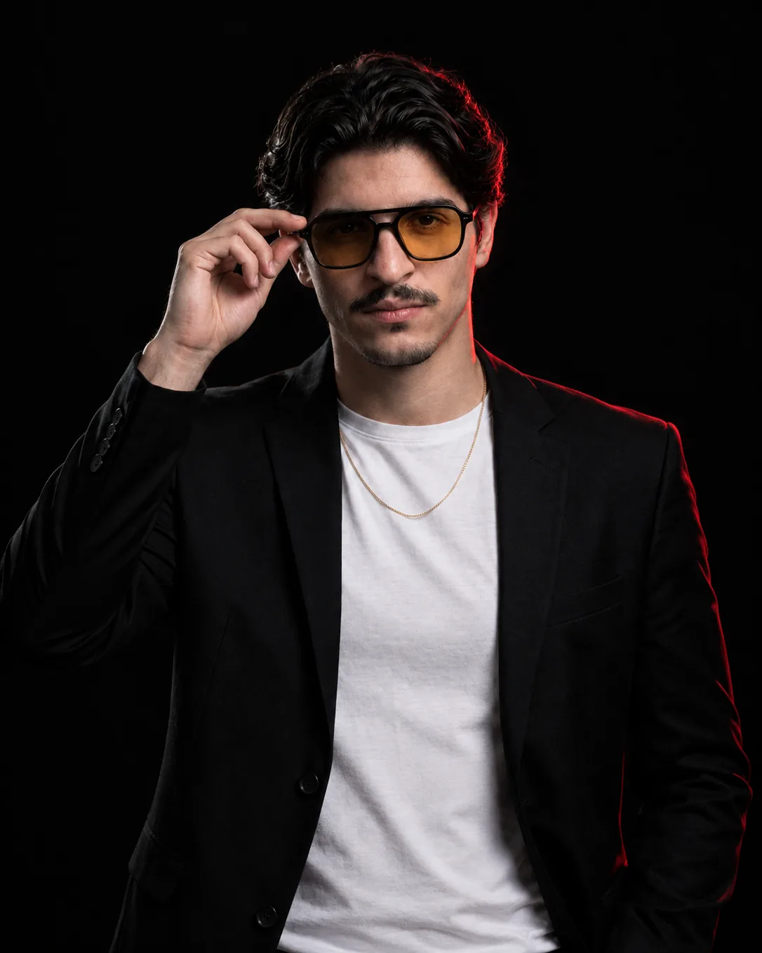 Neto, fundador da Kitsu Agency, de blazer preto e camiseta branca